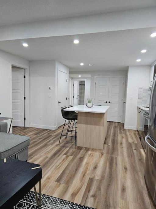 Apartment Cozy 2 Bedrooms And 1 Bath For 4 Guests! Calgary