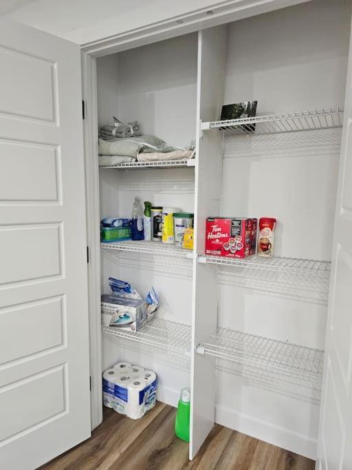 Cozy 2 Bedrooms And 1 Bath For 4 Guests! Calgary