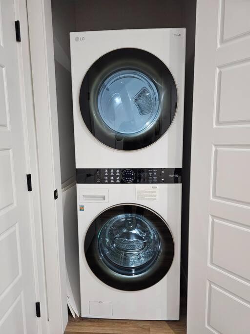 Cozy 2 Bedrooms And 1 Bath For 4 Guests! Calgary