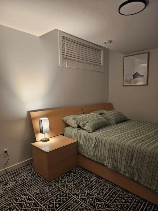 Cozy 2 Bedrooms And 1 Bath For 4 Guests! Apartment Calgary