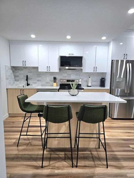 Cozy 2 Bedrooms And 1 Bath For 4 Guests!
