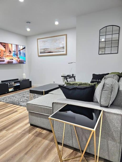 Cozy 2 Bedrooms And 1 Bath For 4 Guests! * Calgary